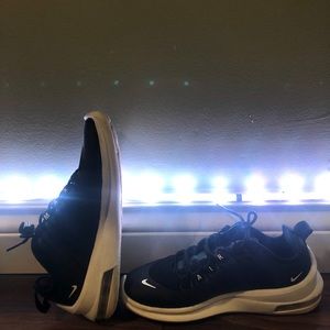 Black and white nike air max axis sneakers